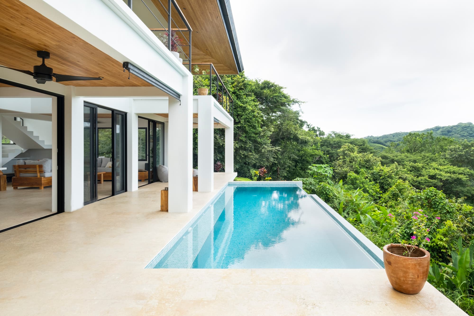 Descalzo House